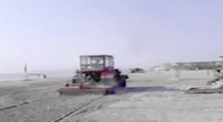 Turiştii din Năvodari s-au trezit cu tractorul printre cearşafuri - video